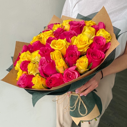 Букет из 51 малиновой и лимонной розы (40 см) в Коломне