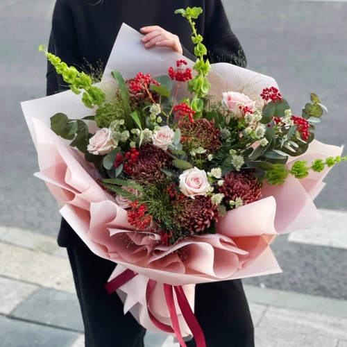 Букет "Вернисаж" из калины, хризантем Бигоуди, молюцеллы, паникума, роз и астранции в Коломне