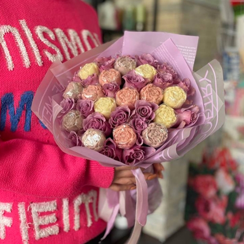Букет из роз и шоколадных пионов в Коломне