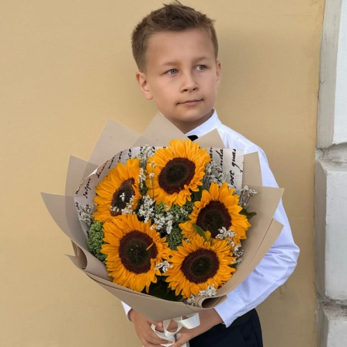 Букет на 1 сентября из 5 подсолнухов и лимониума в Коломне