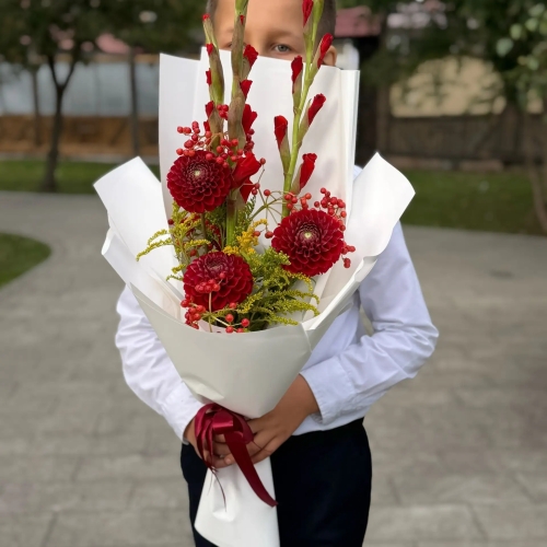 Букет на 1 сентября с красными гладиолусами, георгинами и калиной в Коломне