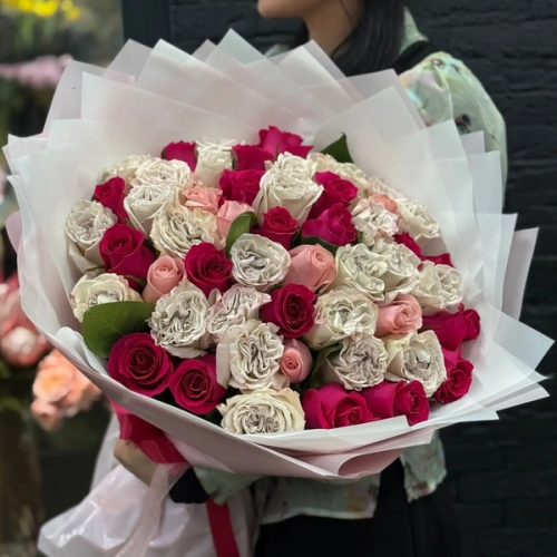 Микс из 51 Эквадорской розы "Малиновый лед" в Коломне