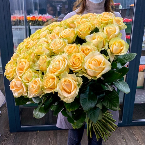 75 роз Аваланж (70 см) в Коломне