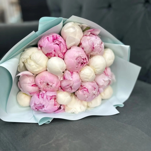 Микс из 19 бело-розовых пионов в Коломне
