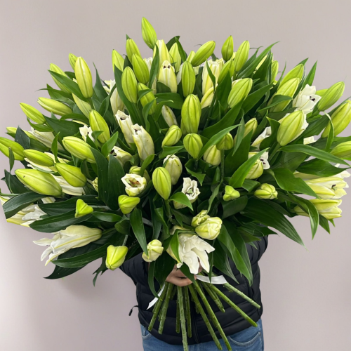 Объемный букет из 27 ароматных белых лилий в Коломне