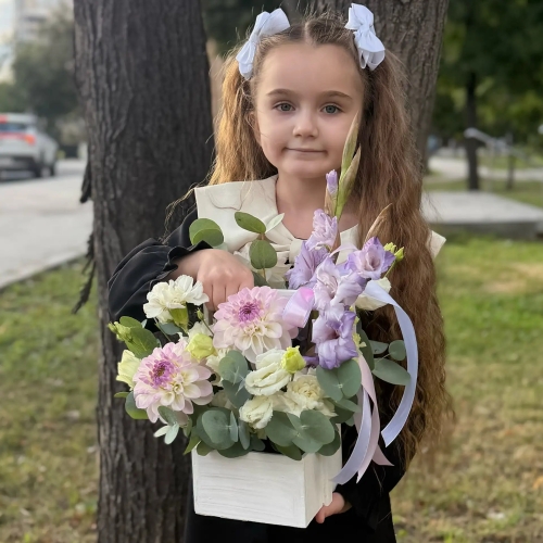Композиция с георгинами на 1 сентября в белом ящике в Коломне