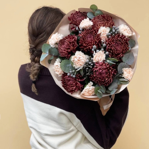 Букет "Миндальный шоколад" из винных хризантем Бигоуди, брунии и диантусов в Коломне