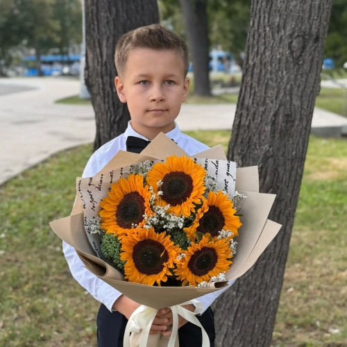 Букет на 1 сентября из 5 подсолнухов и лимониума в Коломне