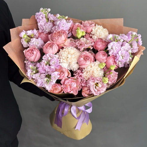 Букет "Амели" из ароматных маттиол, пионовидных кустовых роз Джульетта  эустом и диантусов в Коломне