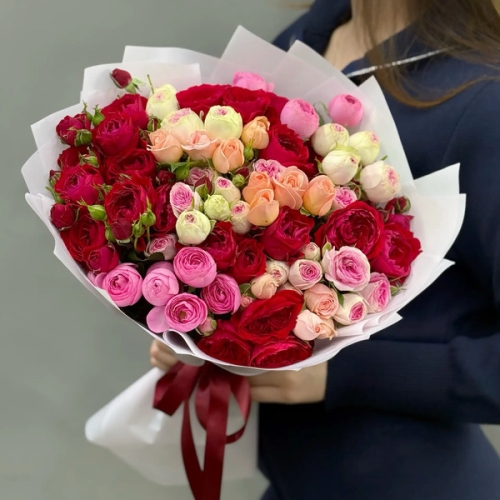 Букет из 15 разноцветных веток кустовых роз в Коломне