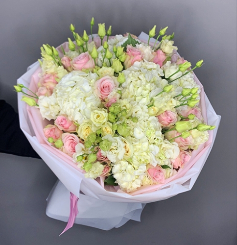 Букет "София" из гортензий, эустом и роз в Коломне