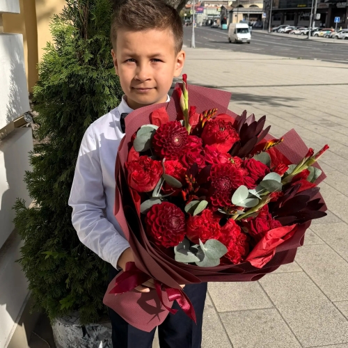 Букет с георгинами, розами и леукадендроном в Коломне