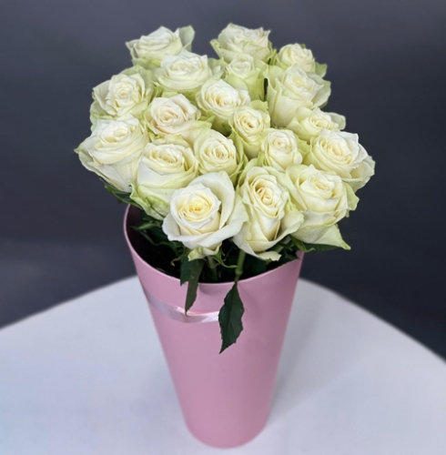 19 белых роз Кения в конусе в Коломне