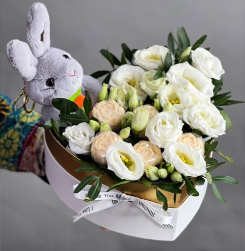 Композиция в коробке сердца из шоколадных пионов и эустом в Коломне